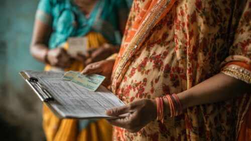 जननी सुरक्षा योजना का लाभ लेने के लिए जरूरी शर्तें पूरी करती गर्भवती महिला और आशा कार्यकर्ता.